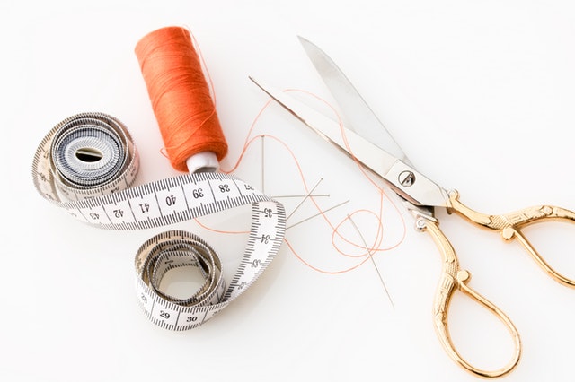 základní šití potřeby – nůžky, metr nit
