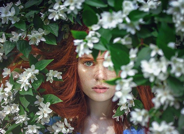 dívka mezi květy.jpg